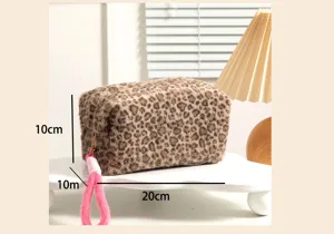 Detalle de la bolsa de maquillaje de felpa leopardo con dimensiones 20x10x10cm
