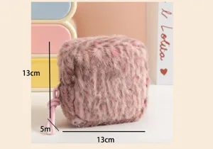 Primer plano de bolsa de felpa con estampado de leopardo y medidas 13cm x 13cm x 5cm
