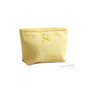Bolsa de maquillaje amarilla con diseño de gofre y lazo para guardar cosméticos de viaje