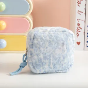 Detalle de una bolsa de almacenamiento de felpa suave con estampado de leopardo azul