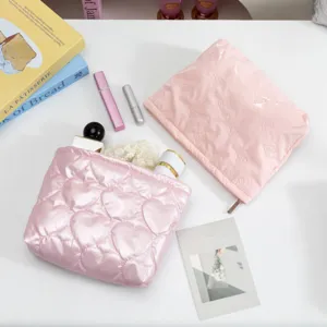 Primer plano de patrones de corazones y lazos rosas en bolsas de cosméticos