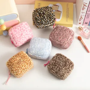 Primer plano de bolsas de almacenamiento portátiles de felpa con estampado de leopardo.