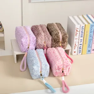 Colección de neceseres de peluche con estampado de leopardo en varios colores