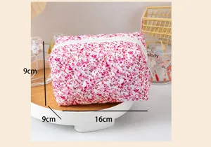 Gedetailleerd overzicht van de bloemige gewatteerde make-uptas, afmetingen 16x9x9cm reis