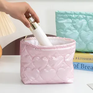 Detalle del neceser acolchado de corazones con capacidad para frascos de belleza