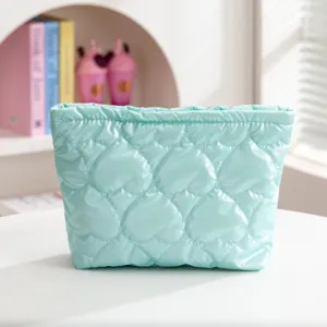Neceser acolchado verde menta con diseño de corazones y textura brillante de lujo