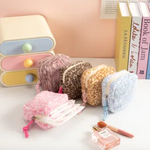 Detalle de cinco bolsas para compresas de felpa con estampado de leopardo en colores pastel