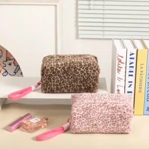 Vista detallada de los neceseres de peluche con estampado de leopardo y correas rosas suaves