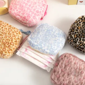Detalle de bolsa de peluche con estampado de leopardo y gran capacidad para compresas