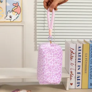 Primer plano de un neceser de peluche con estampado de leopardo morado y asa suave.