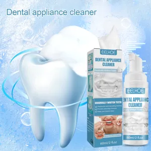 Vue détaillée du nettoyant pour appareils dentaires avec mousse et flacon d'emballage clair.