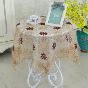 Elegante mantel de encaje con bordado floral para decoración de mesa y protección contra polvo.