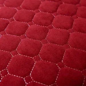 Detailaufnahme der roten gesteppten runden Samt-Hockerbezug Textur mit sauberen Nähten.