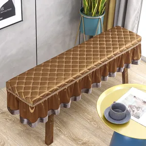 Primo piano dell'elegante copripanca marrone trapuntato con gonna decorativa e bordi raffinati.