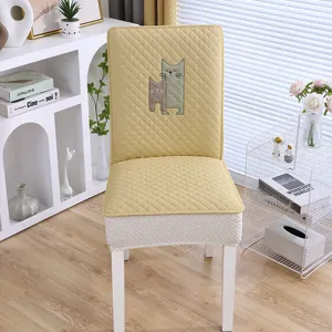 Vue détaillée de la housse de chaise matelassée avec broderie de chat, élastique pour salle à manger.