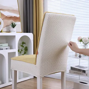 Housse de chaise elastique texturee avec coussin matelasse pour salon et salle a manger.