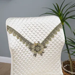 Housse de chaise de salle à manger matelassée avec broderie dentelle dorée de luxe chic.