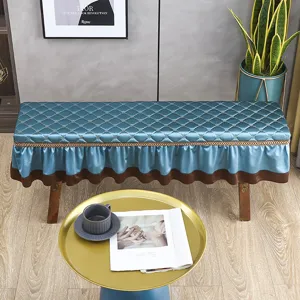 Vista dettagliata di una fodera per panca blu trapuntata con balze in ambiente moderno.
