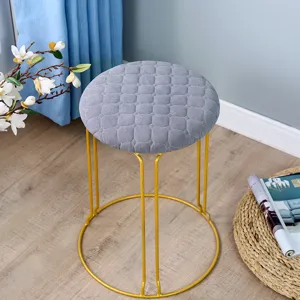 Moderner runder Hocker mit grauem Steppkissen und goldenen Metallbeinen für die Einrichtung.