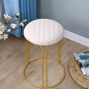 Moderne runder Schminkhocker mit Steppkissen und goldenen Metallbeinen fuer das Wohnzimmer.
