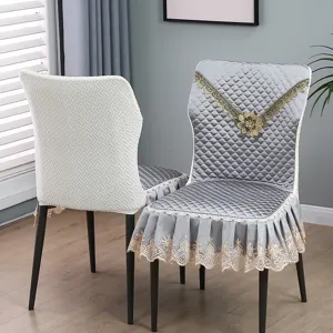 Vue détaillée de la housse de chaise de luxe nordique avec broderie en dentelle et matelassée.