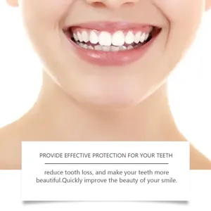 Gros plan détaillé de facettes dentaires cosmétiques montrant un sourire blanc éclatant et propre.