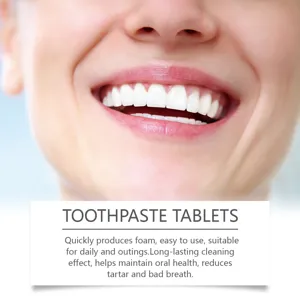 Vue detaillee de comprimes dentaires a la menthe pour des dents propres et fraiches.