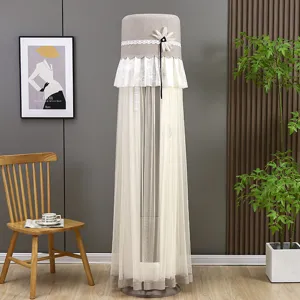 Elegante copertura antipolvere beige in pizzo per condizionatore in ambiente moderno