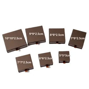 Boîtes à bijoux à tiroir marron de différentes tailles pour bagues et colliers