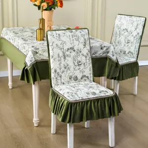 Ensemble housse de chaise de salle à manger et nappe avec imprimé botanique et jupe en velours.