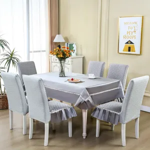 Nappe de table et housses de chaise matelassées grises avec bordure en dentelle élégantes.