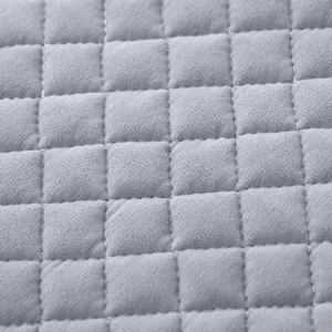 Primer plano detallado de la textura de tela acolchada gris, costura de alta calidad.
