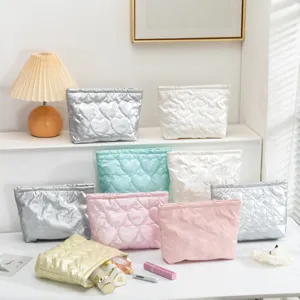 Bolsa de Cosméticos Acolchada de Corazón y Lazo Gran Capacidad Organizador de Viaje de Cuero PU Bolsa de Maquillaje Mujer
