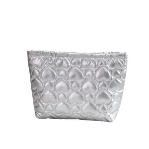 Elegante bolsa de cosméticos plateada acolchada con corazones para maquillaje y viaje