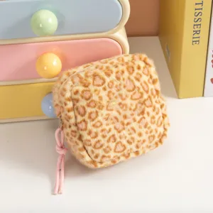 Neceser de peluche con estampado de leopardo para maquillaje o compresas.