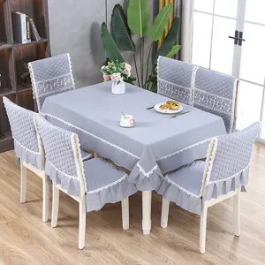 Nappe minimaliste grise et housses de chaise assorties avec bordure dentelle