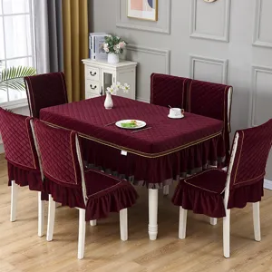 Set completo copritavolo e coprisedia trapuntato bordeaux con eleganti balze decorative