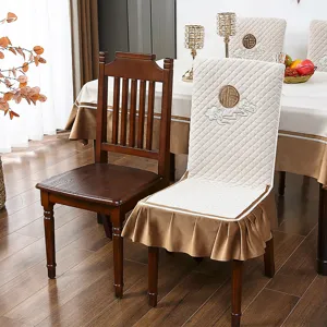 Detail des beige gepolsterten Stuhlbezugs mit Stickerei und brauner Rüsche für Esszimmer