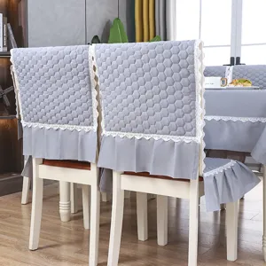 Vue détaillée des housses de chaise grises matelassées avec dentelle et volants élégants