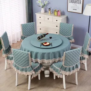 Elegante set di tovaglie tonde trapuntate verde acqua con coprisedie e cuscini in pizzo coordinati