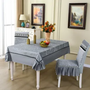Housses de chaise matelassées grises et nappe assortie dans une salle à manger