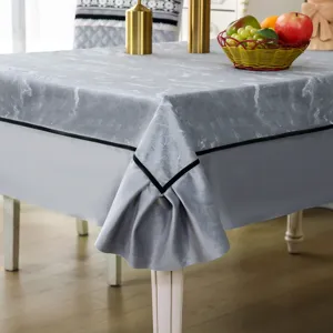 Détail de la nappe gris marbre avec coin plissé élégant et bordure noire chic