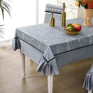 Vue détaillée d'une nappe en marbre gris et de housses de chaise matelassées
