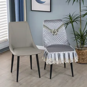 Élégante housse de chaise matelassée gris argent avec dentelle et une jupe à volants