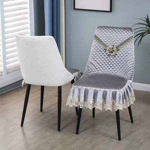 Détail de housses de chaise de salle à manger incurvées en dentelle grise et blanc texturé