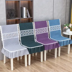 Détail de quatre housses de chaise matelassées avec bordure en dentelle et volants