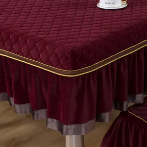 Dettaglio tovaglia trapuntata bordeaux spessa con bordo a balze e finiture in raso