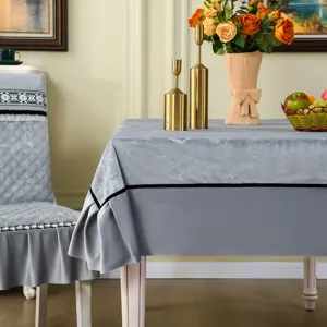 Housse de chaise matelassée grise élégante et nappe assortie avec des broderies