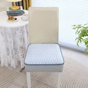 Détail du coussin de chaise antidérapant à motif floral et housse de dossier beige