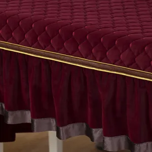 Dettaglio coprisedia in velluto trapuntato bordeaux con gonna a balze e bordo dorato